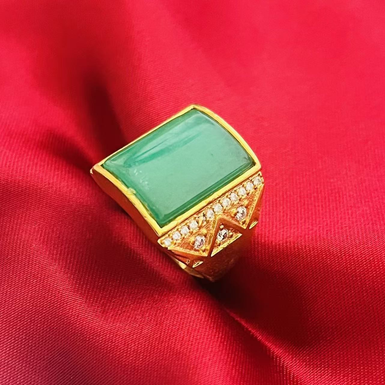 黄銅の金メッキの福の金儲けの指輪の男性の多種類の車の花は宝の蛇口の関公の戒子の金メッキの指輪を招きます。