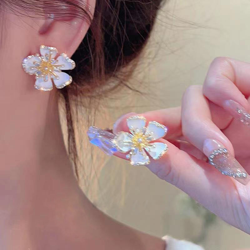 Holiday, Daily, Party Occasion Metal Material Heart Shape, Flower Pattern 1 Pair Sweet Heart Shape Flower Inlay Metal Artificial Pearls Artificial Diamond Earrings