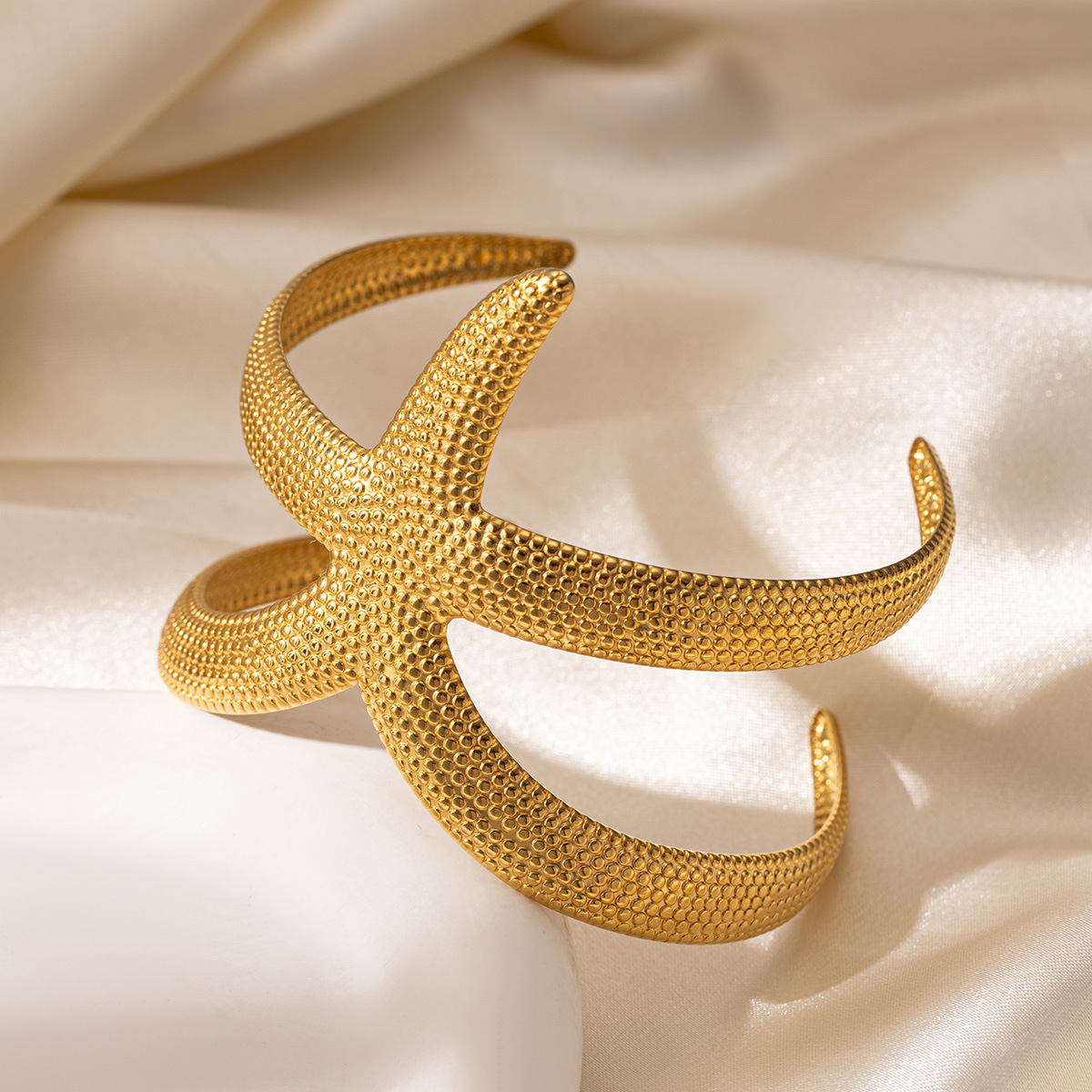 Tena Pulsera de acero de titanio europea y americana, lujo ligero, nicho, galvanoplastia de oro de 18k, pulsera de estrella de mar con patrón de martillo, accesorios transfronterizos explosivos