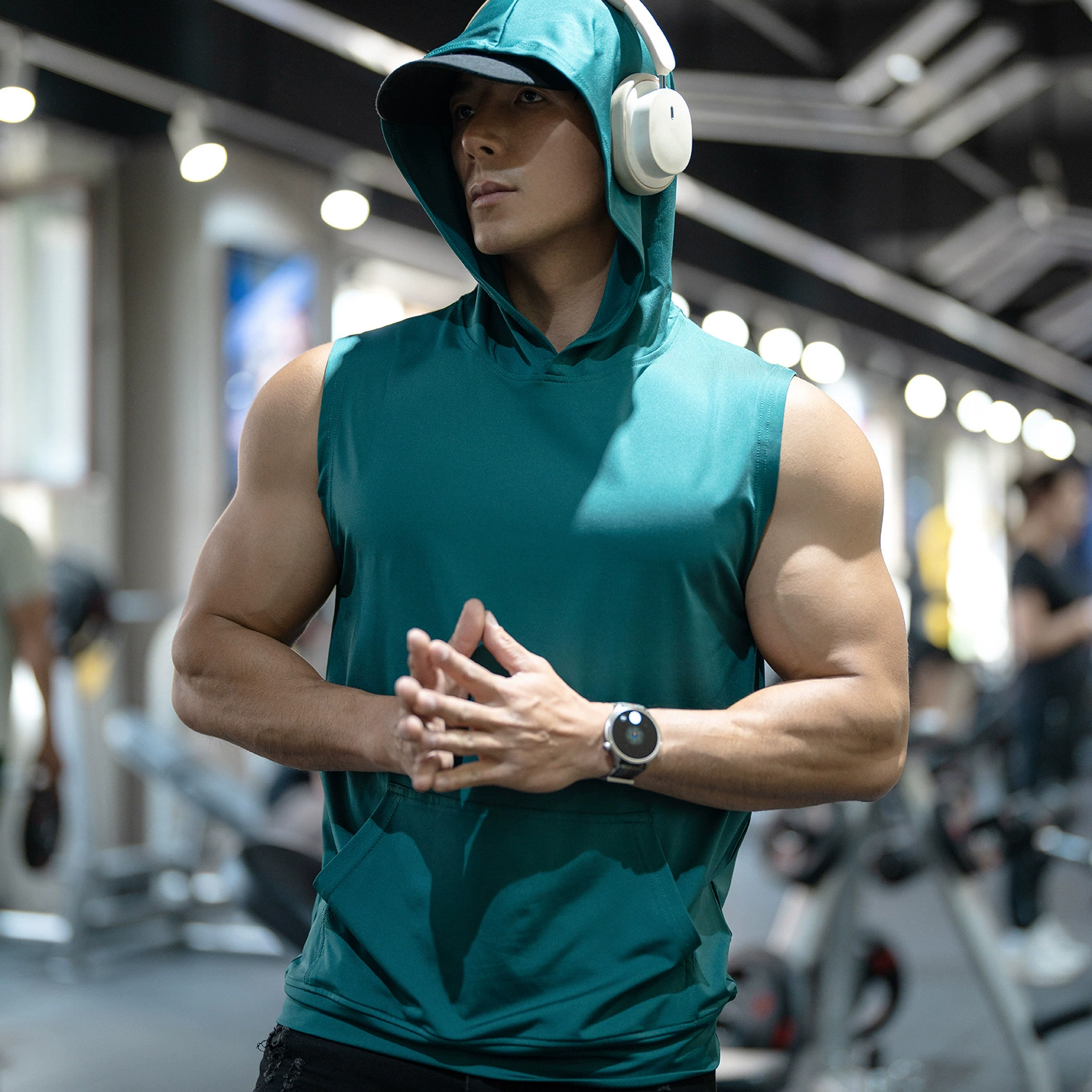 Летний мужской новый спортивный повседневный жилет для бега, фитнеса и тренировок, быстросохнущий эластичный жилет без рукавов с карманами и капюшоном