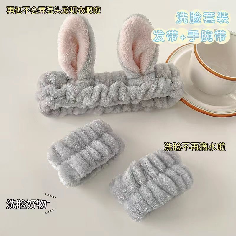 かわいいぬいぐるみのウサギの耳の顔を洗って髪を束ねます。手首に防湿袖の神器をつけます。|undefined