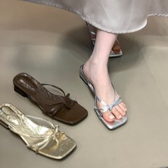 四角い銀色の小衆の一字は女性の夏の外着の気質を引きずって簡単につま先の低いかかとの冷たいスリッパを挟みます。