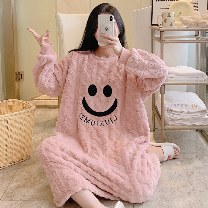 Otoño y invierno encantador cara sonriente vestido de pijama de peluche largo mujer calentamiento cuello redondo engordado suelto dulce ropa para el hogar estudiantil
