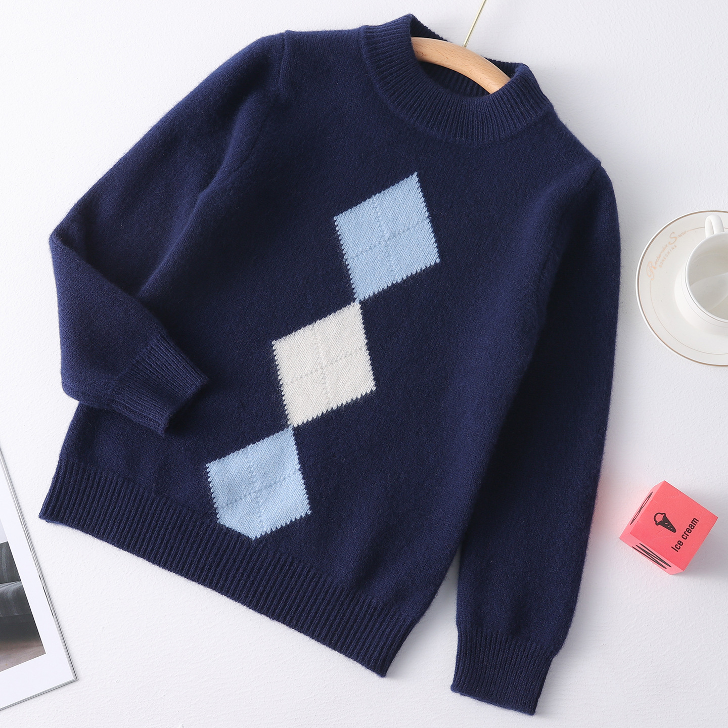 Boys' diamond pattern wool sweater, autumn and winter round neck color-blocked pullover, soft and warm children's knitted sweater.