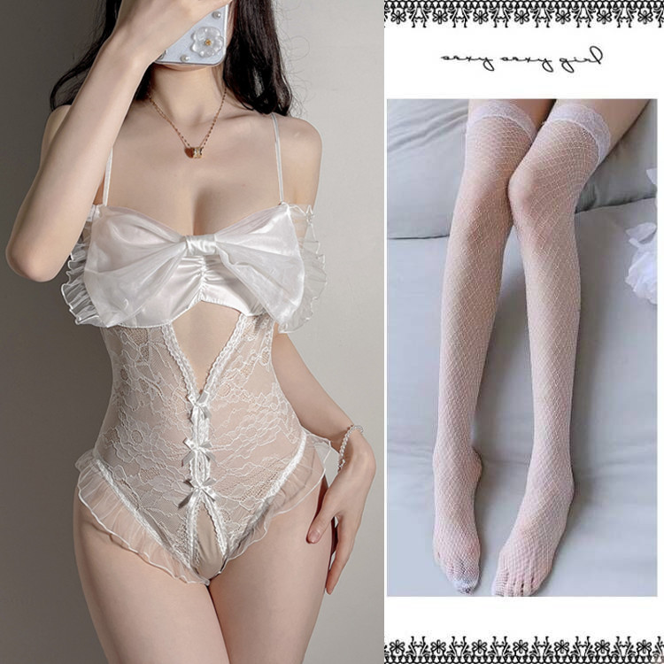 흰색 점프수트 + 흰색 망사스타킹