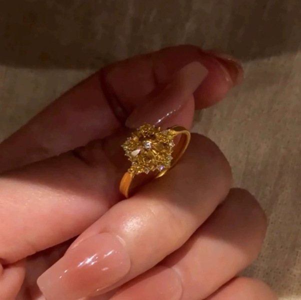 Vintage Gold Flower Ring - Elegant Designer Diamond Ring For Women_voghion.com