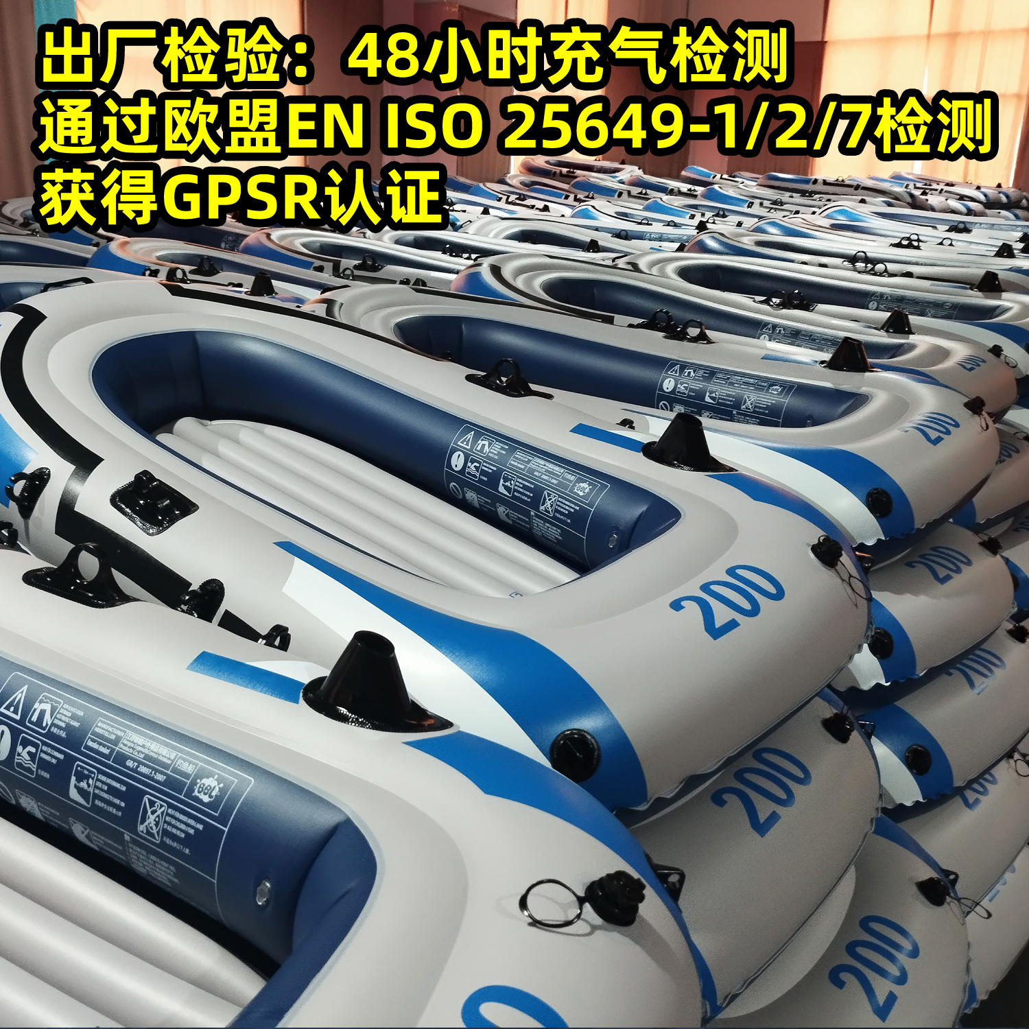 国境を越えたカヌーの多くの人が空気船を充填している2/3/4人が船に乗って耐磨耗底の釣り船の携帯漂流船を厚くした