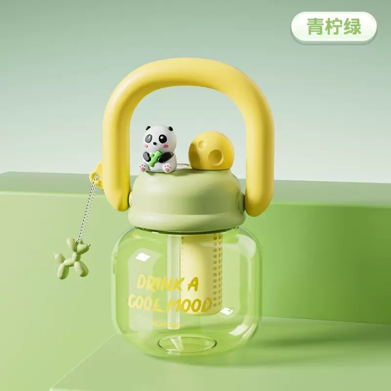 プラスチックカップの大容量はポットを持ってコップを持っています。|undefined