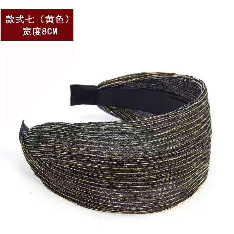 韓国の白髪を遮って、歯のカチューシャの髪をします。