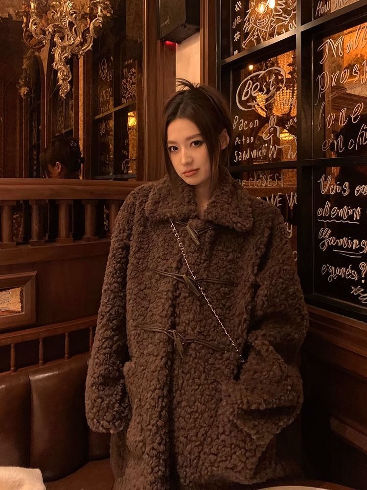 양모 코트 여성의 2024 년 새로운 가을과 겨울 여성 의류 뿔 버클 긴 검은 두꺼운 녹색 모피 큰