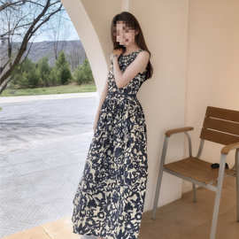 新款碎花无袖连衣裙女显瘦气质时尚夏季收腰修身复古优雅裙子