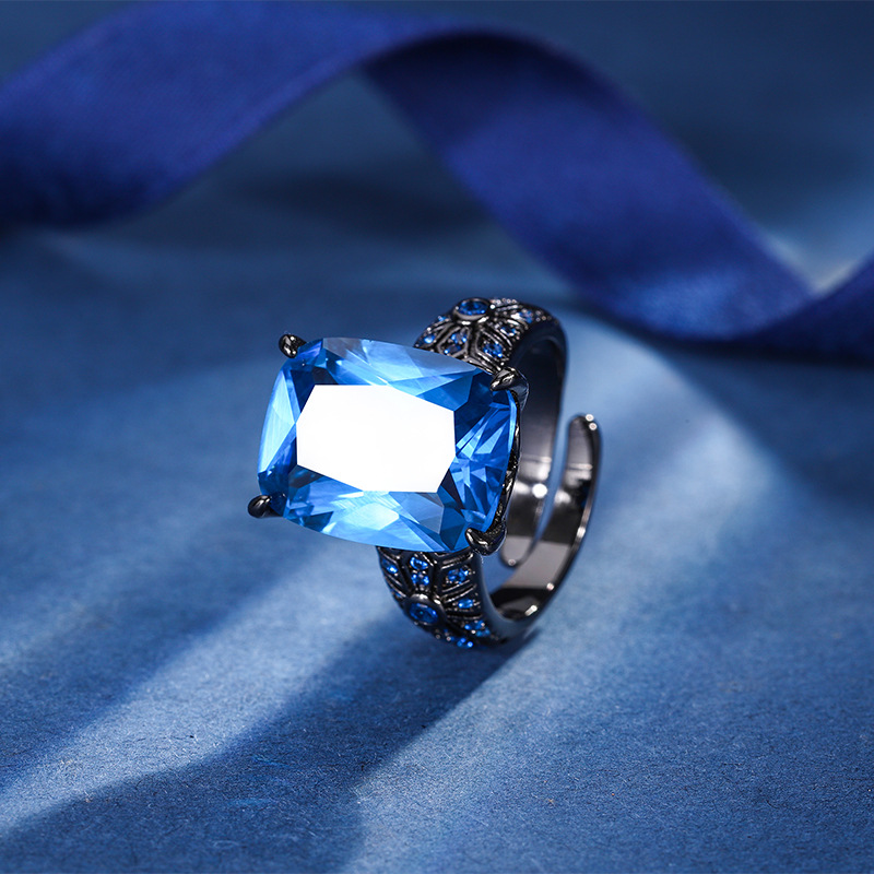 Zhuang Sheng joyería cobre fondo negro chapado en oro vintage simulación rojo corindón azul cristal puntiagudo anillo de la personalidad femenina piedra principal 12*16