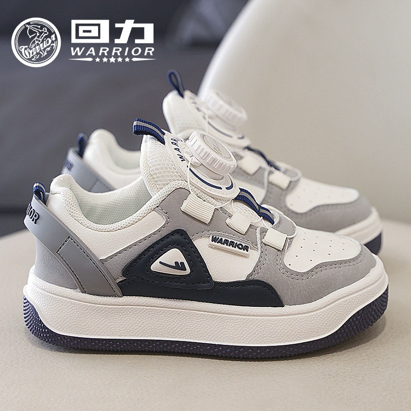 Опуская детская обувь для мальчиков дышащие коньки 2024 весна и осень новые девушки, сшивающие цвет, маленькие белые туфли для детей