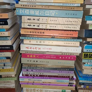 Использованная винтажная коллекция книг, assorted литература и романы для украшения и чтения