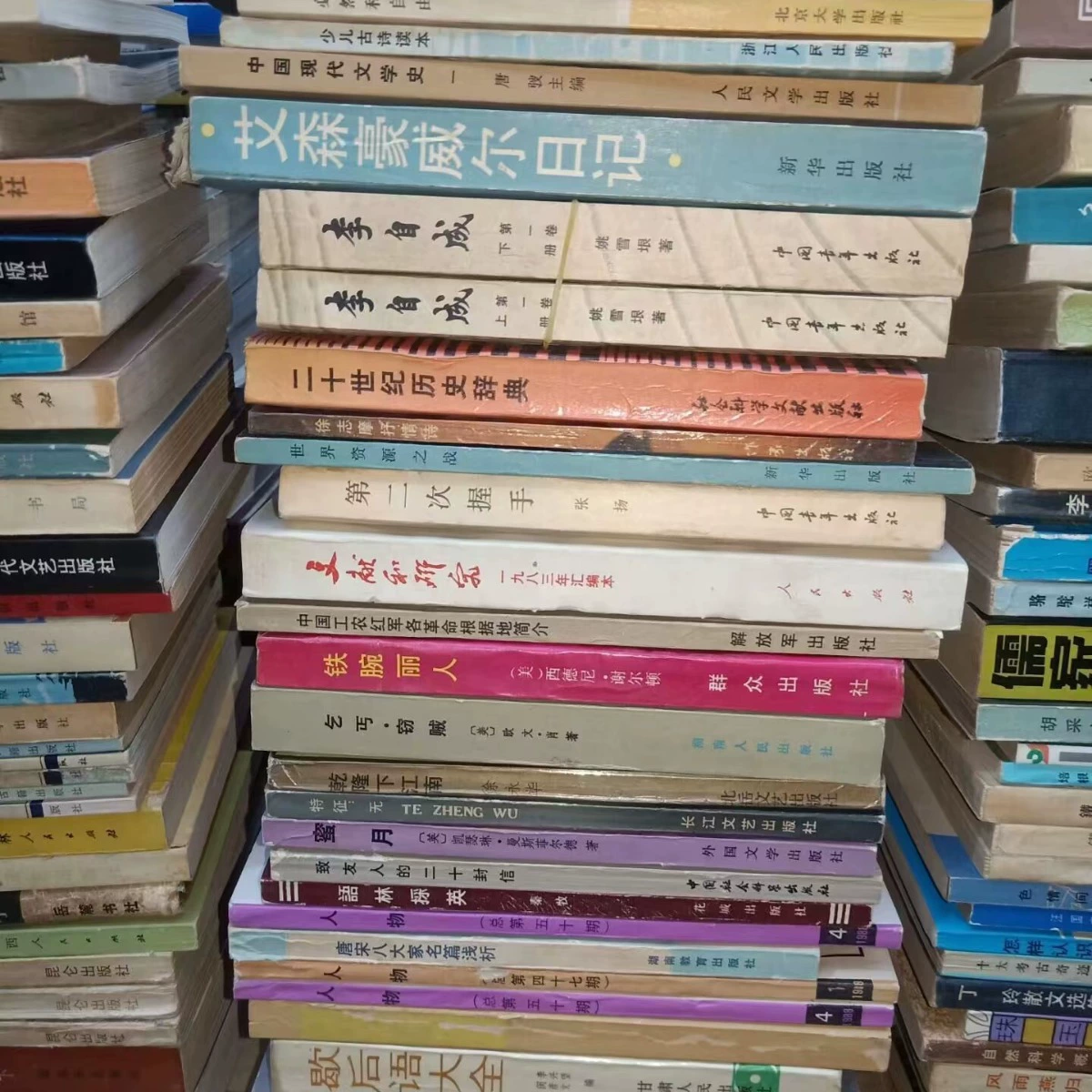 Использованная винтажная коллекция книг, assorted литература и романы для украшения и чтения