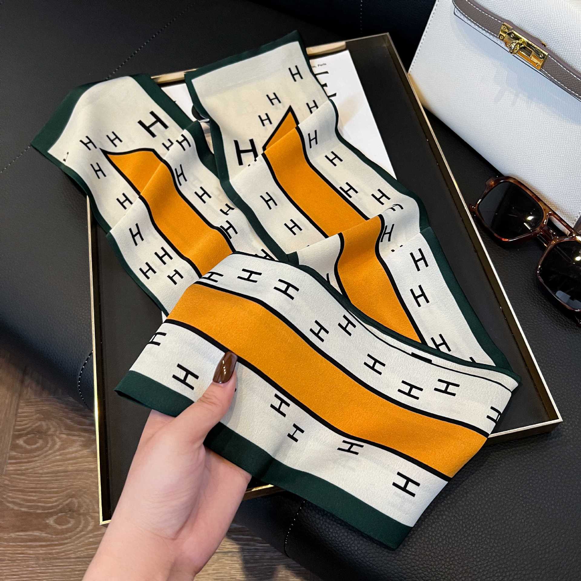 Nueva bufanda de seda pequeña banda larga estrecha para el cabello mujer estilo primavera y otoño moda madre bufanda estilo verano estilo fino serpentina bufanda al por mayor