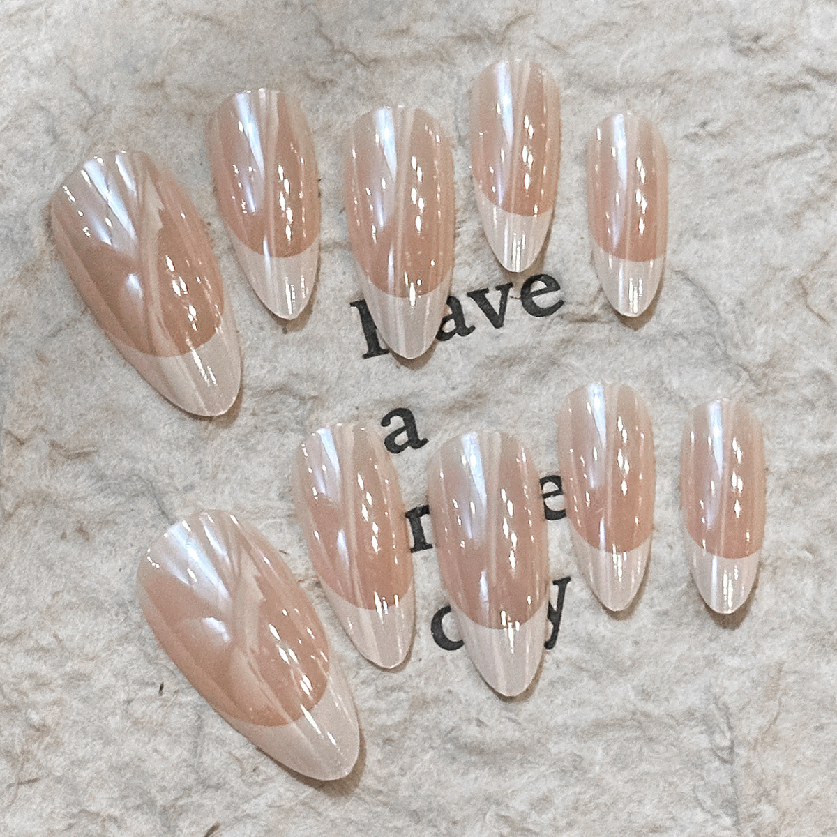 Armadura de vestir Almendras de longitud media Armadura de vestir blanca francesa simple Armadura de almendras Uñas postizas revestidas de uñas de alta calidad