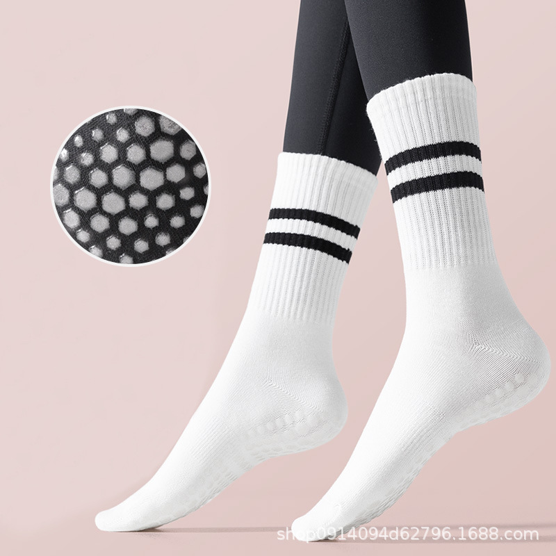 Calcetines de yoga nuevos de otoño para mujer, calcetines de algodón hasta la pantorrilla, calcetines deportivos de tubo medio corto con silicona antideslizante, calcetines de suelo blancos y negros
