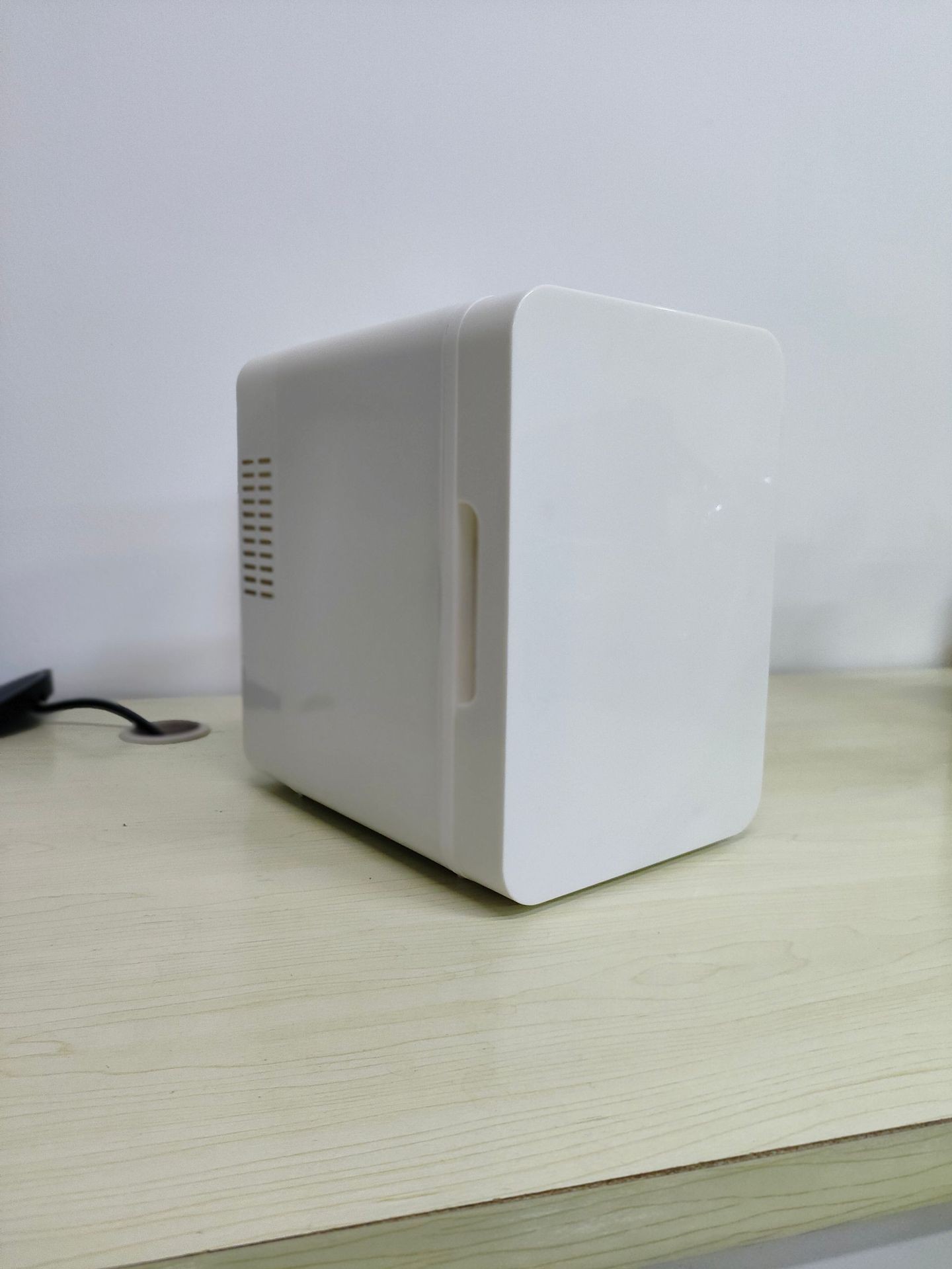 Refrigerador pequeño montado en automóviles para automóviles y hogares, mini máscara facial para productos de cuidado de la piel, caja de refrigeración, pequeño portátil y multifuncional, enfriamiento y calentamiento.