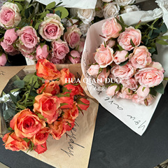 多頭泡巻きバラの花束をシミュレーションしたレトロな手はバラの家の装飾品の撮影道具を持っている