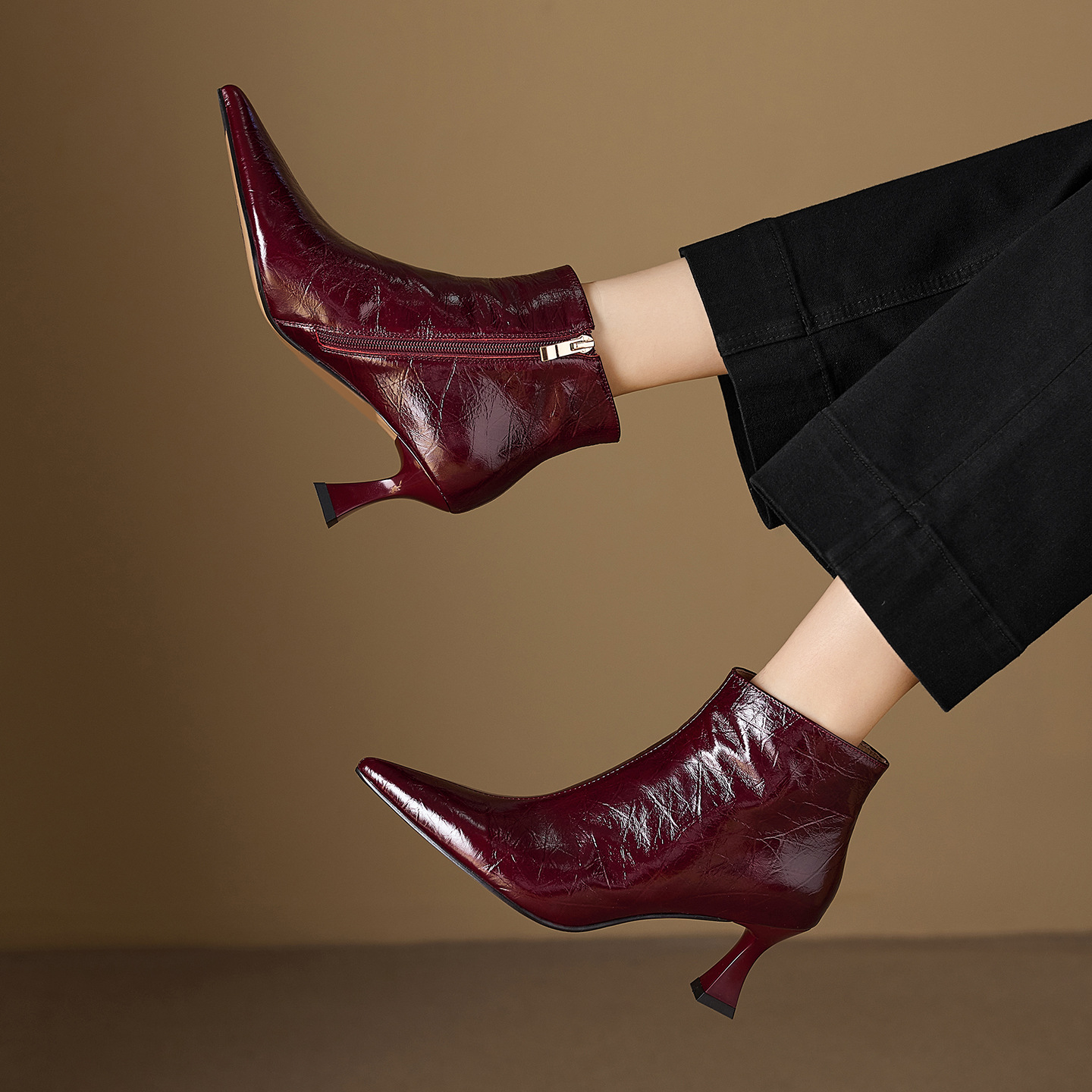 时尚百搭女短靴2025新款尖头细中跟真皮气质通勤配大衣短筒时装靴