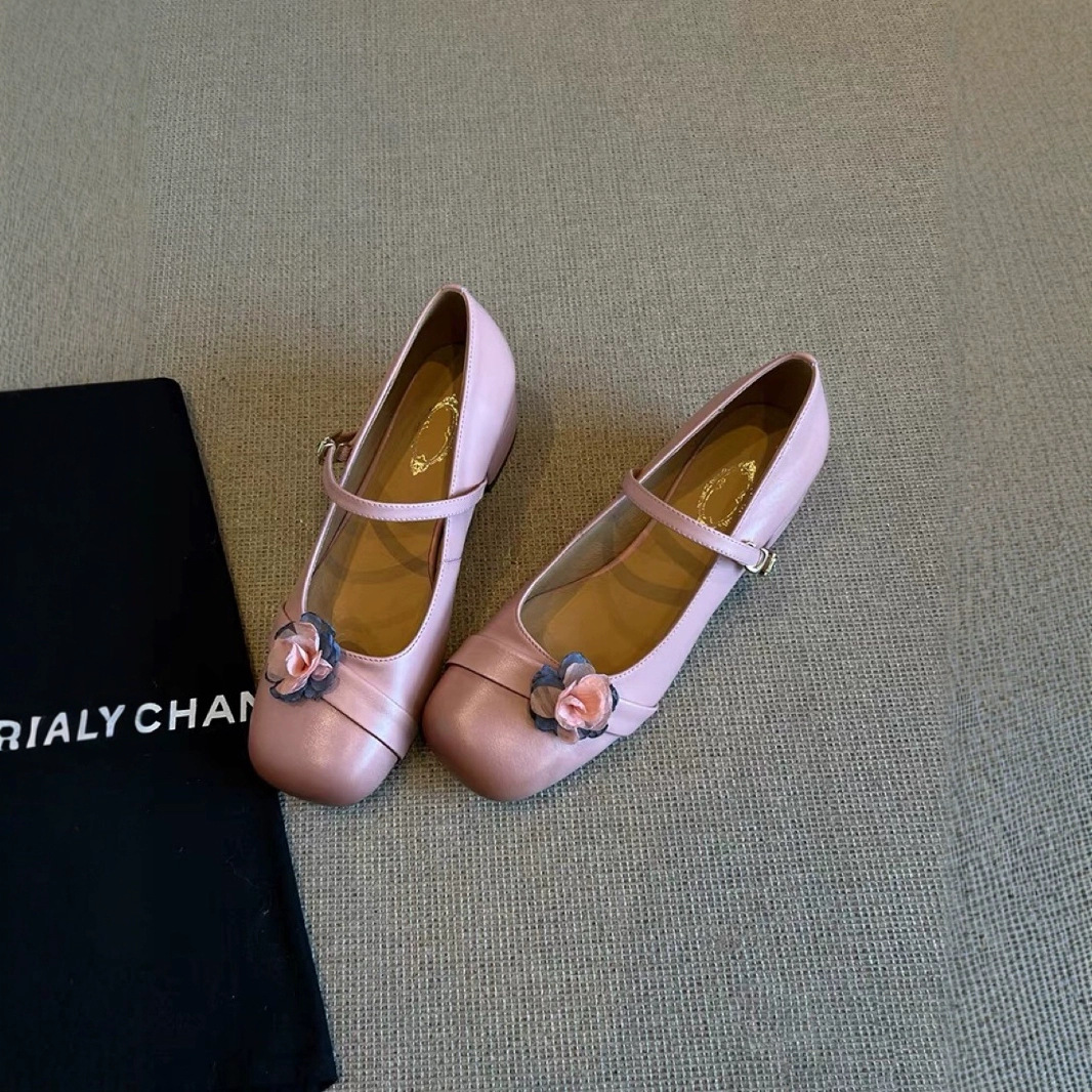 Cute romantic and delicate Mary Jane shoes with a strap made of sheepskin leather, flowered, balletcore style, round toe, adjustable strap, wide stable heel
