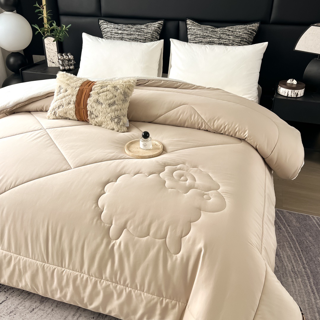 High-End Australian Wool Silk Quilt with Xinjiang Long-Staple Cotton, Warm Double Quilt Core, Moisture-Wicking and Sweat-Wicking