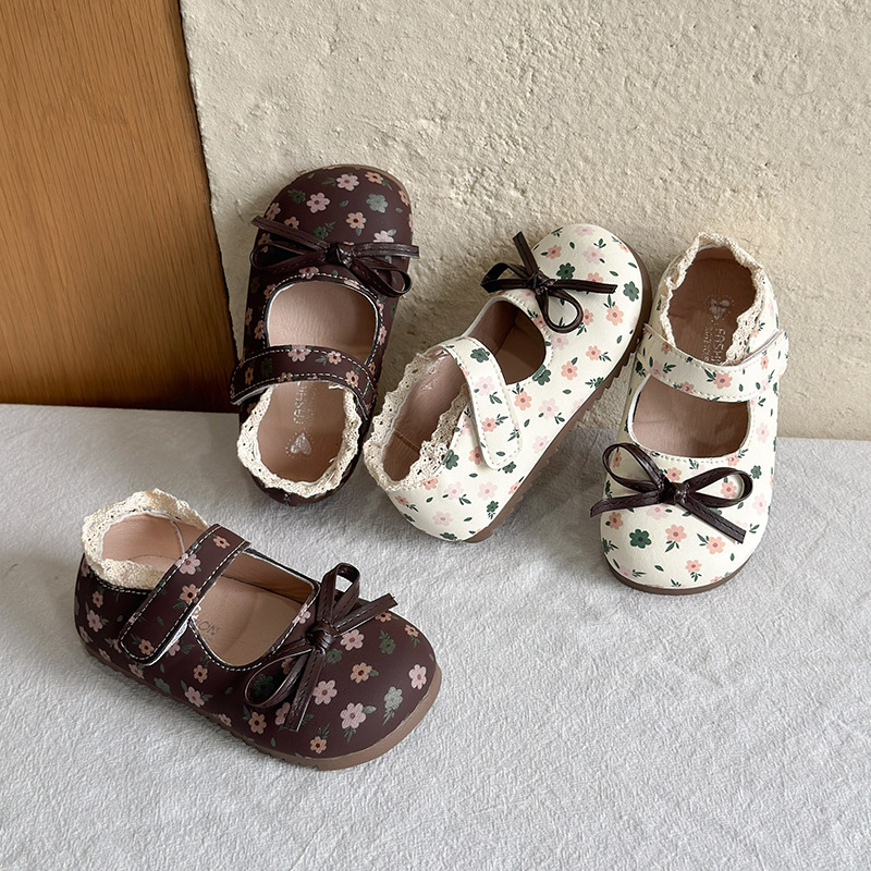 Zapatos de princesa de moda para niñas 2026 verano nuevos niños sandalias huecas zapatos de cuero de flor francesa