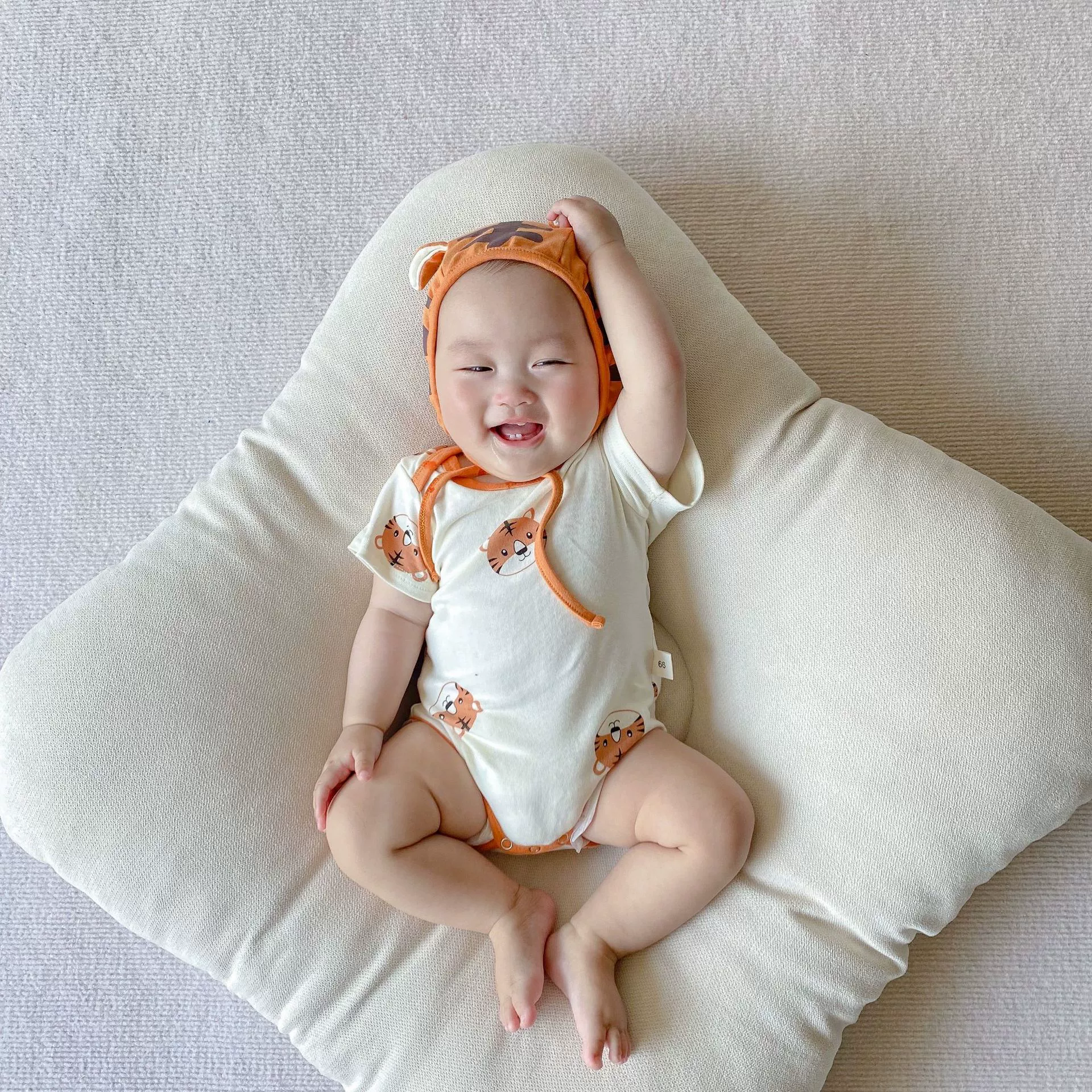 Новый летний комплект детского комбинезона 2025 года, стильный комплект из двух предметов с детским шарем и тигром