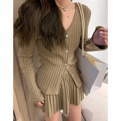 Vネックのニットのスーツの女性の春秋の新型の韓国版の修身はやせているカーディガンの上着 + 腰の高い百のスカートの2つのセットを現します。