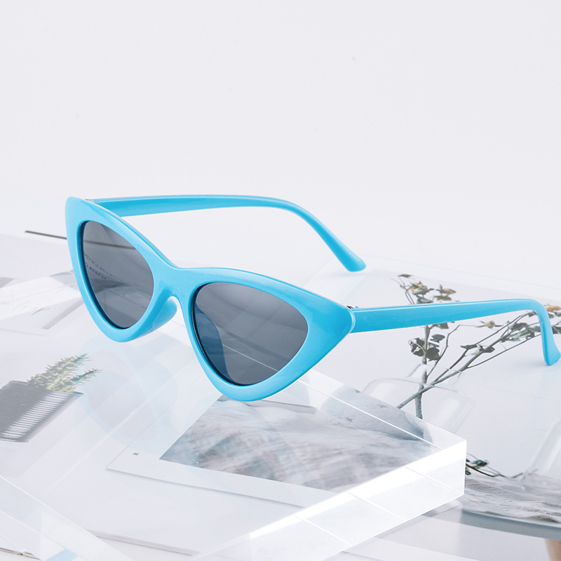 Europa y Estados Unidos transfronterizos gafas de sol de ojo de gato de moda fotográfica simple con gafas de sol de marco pequeño gafas triangulares 9788