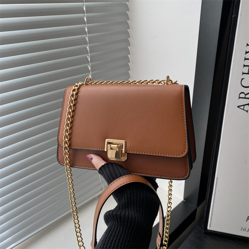 2024 otoño y invierno nueva moda bolsas de cadena de color sólido textura casual bolsas inferiores retro bolsas de bloqueo de aire extranjero