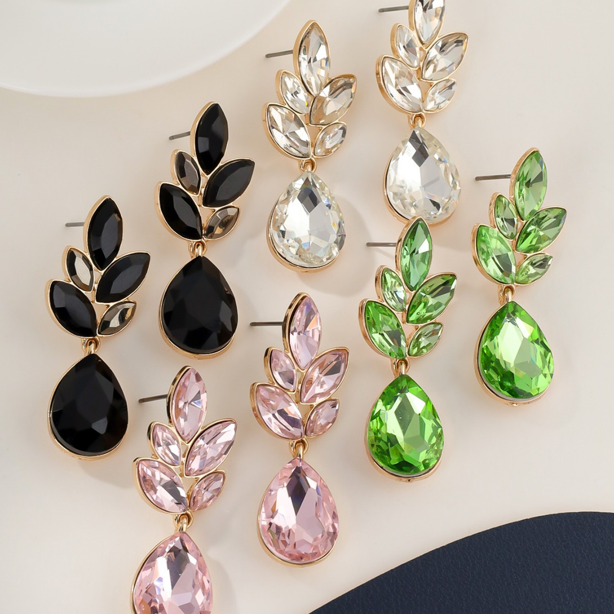 Glass pendant drop-shaped
