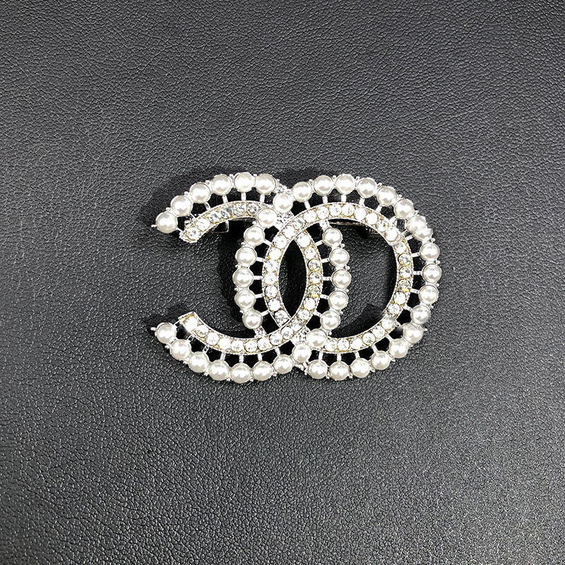 Full Diamond Multifunctional Brooch Accessory for Women, Double C Letter Brooch, Chanel-Style Rhinestone-Embellished Elegant Clothing Accessory to Prevent Exposure