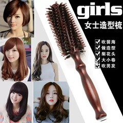 ヘアサロンの木の櫛の中に巻き髪を掛けて、髪を整えます。