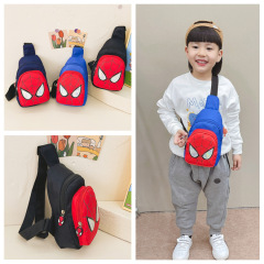 クールなファッションの男の子のカバンは肩を斜めに掛けてかっこいいです。赤ちゃんはリュックサックに出かけます。