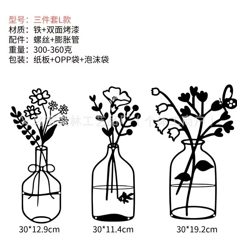 国境を越えた庭園の花、バラ、四つ葉の草、金属製の鉄工品の壁飾り、吊り下げ飾り、庭の地面に飾る置物|undefined
