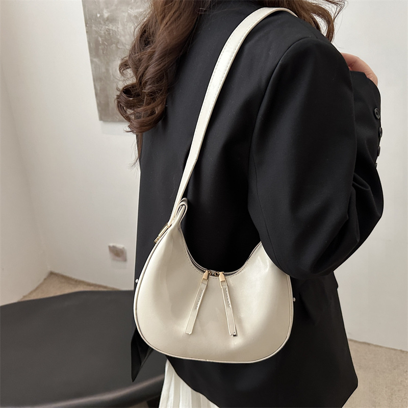 Estilo coreano ins 2025 primavera y verano nuevo diseño de nicho celebridades de Internet damas con un solo hombro y axilas albóndigas paquete de medio mes