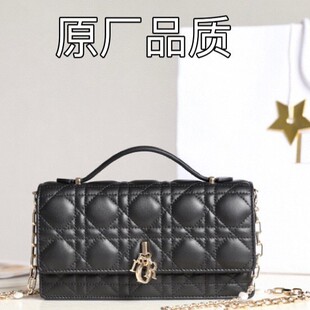 D's Classic Rhombus Pattern Women's Bag, the New Handbag Can Also Be Worn Cross-Body. the Sheepskin Design Is Soft, Comfortable, Versatile and Durable
