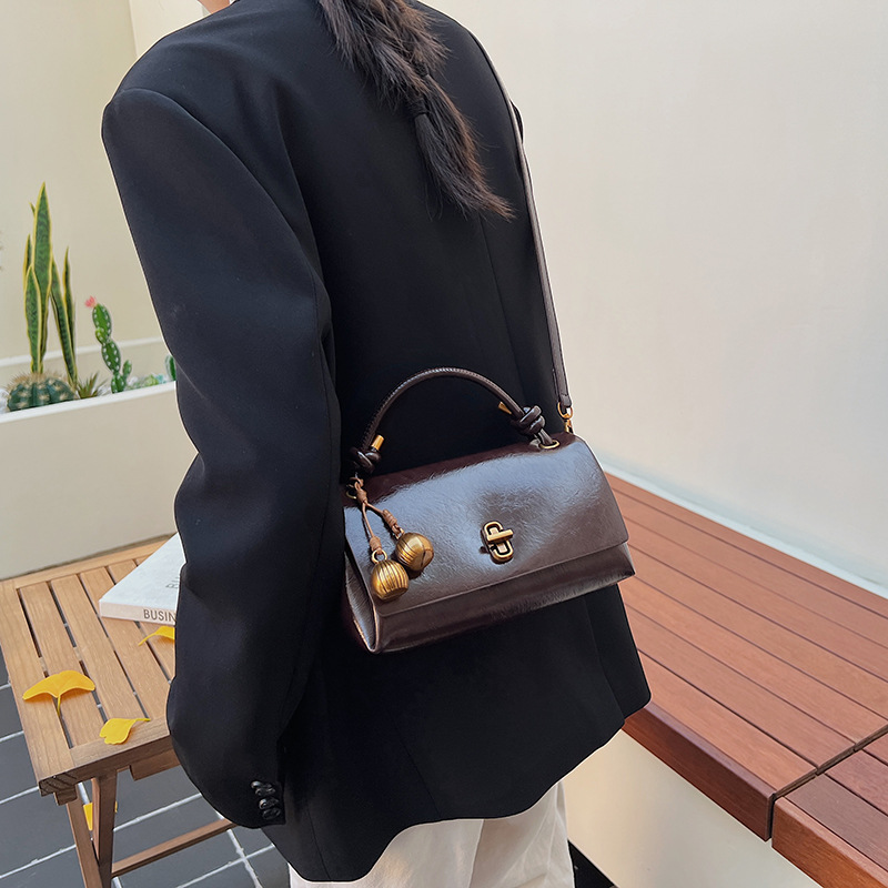 2025 nuevo estilo de moda nicho alto sentido retro estilo exterior lujoso ligero hombro único brazo inclinado bolso de mano de mujer