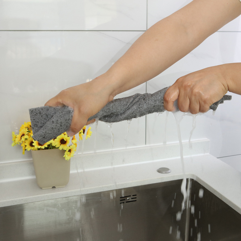 台所の水槽のテーブルの上の吸水マットは水の手洗い台の溝の辺の狭いスポンジのマットのトイレの木の糊の綿の清潔な拭きを防ぎます。|undefined