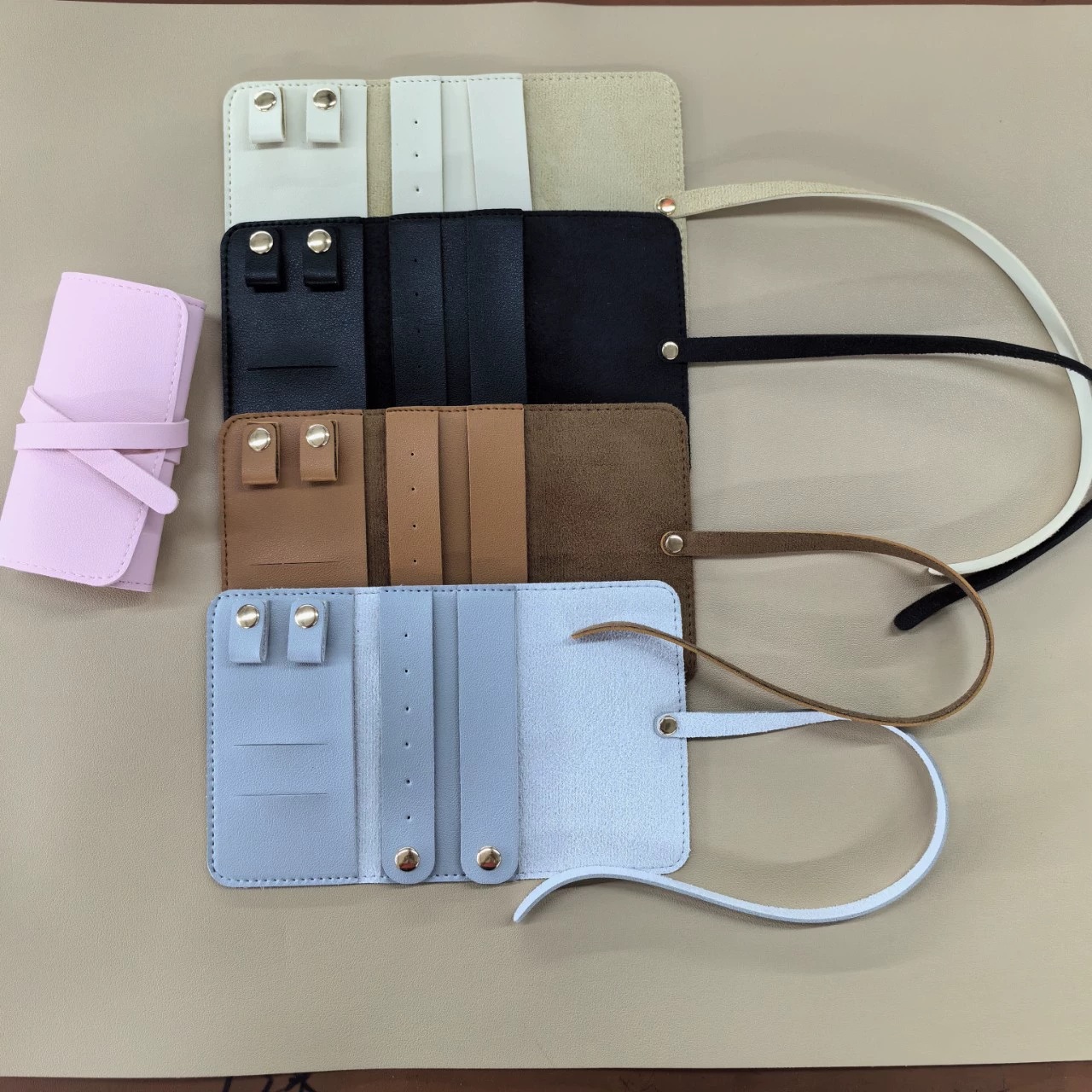 Сумка-органайзер для ювелирных украшений из искусственной кожи, с ремешком из ПУ-кожи, для хранения сережек, колец, ожерелий и других украшений, складная, портативная.