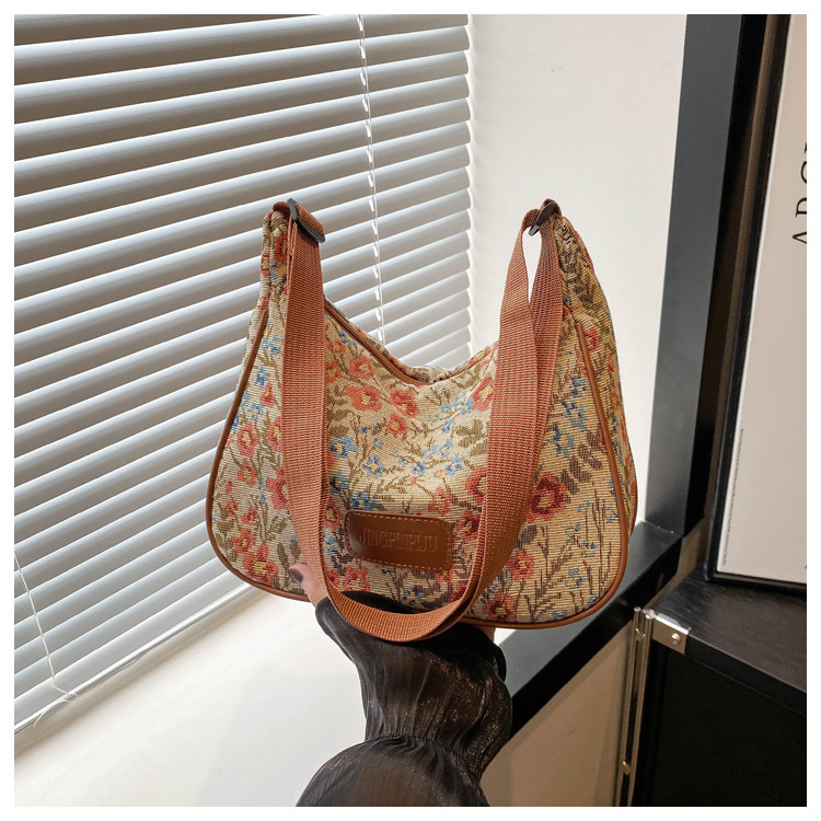 Popular fashion, simple, large-capacity printed trend 2024, fashionable patchwork canvas single-shoulder bag, small square bag, women's bag, trendy undefined