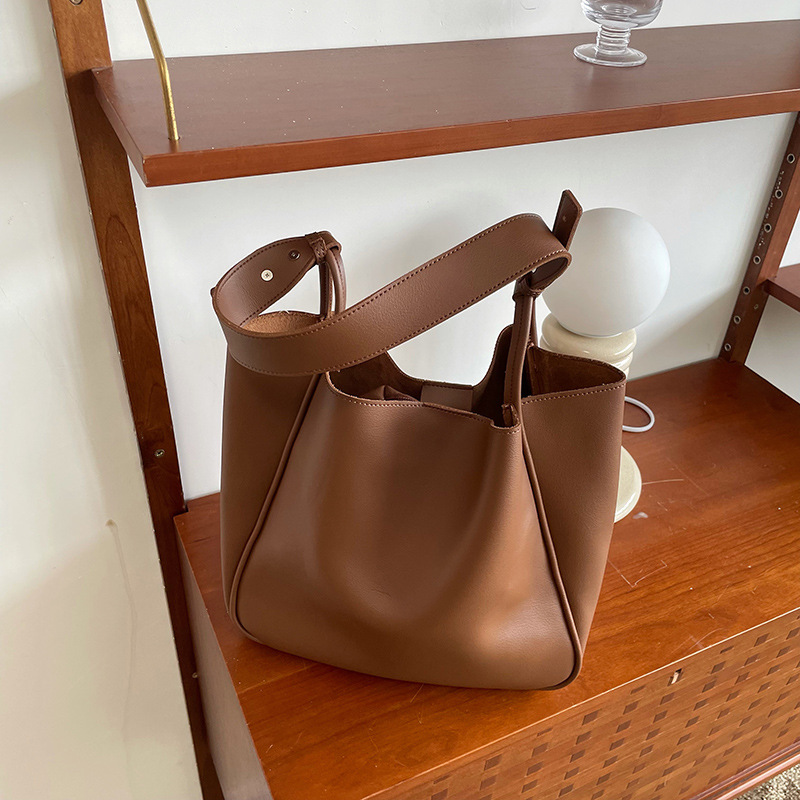 Darong women's bag 2023 new fashionable retro work commuter tote bag, niche single shoulder armpit bag versatile_voghion.com