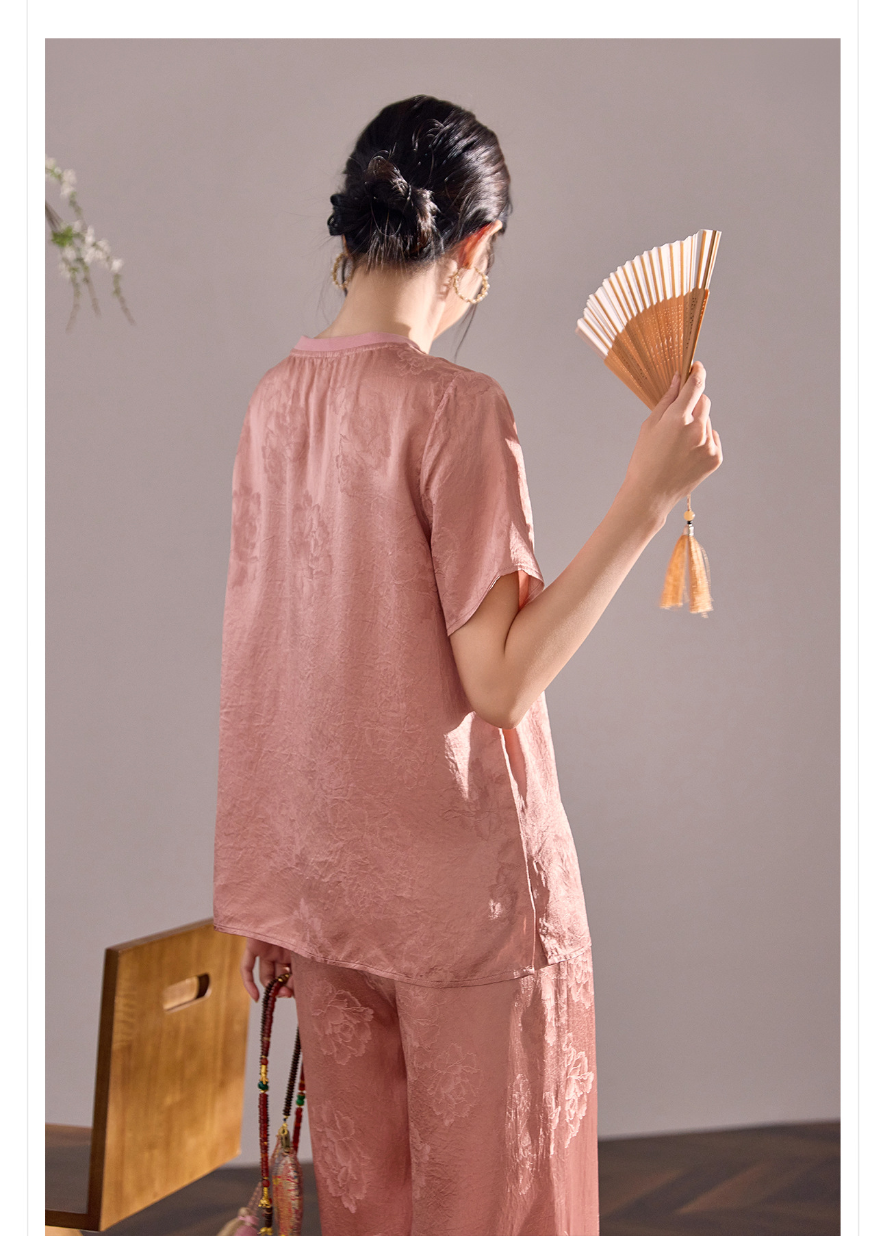 Áo sơ mi nữ phong cách dân tộc thêu hoa văn chất liệu acetate mùa hè — Màu đen, Màu vàng, Màu hồng, Màu mơ chi tiết 22