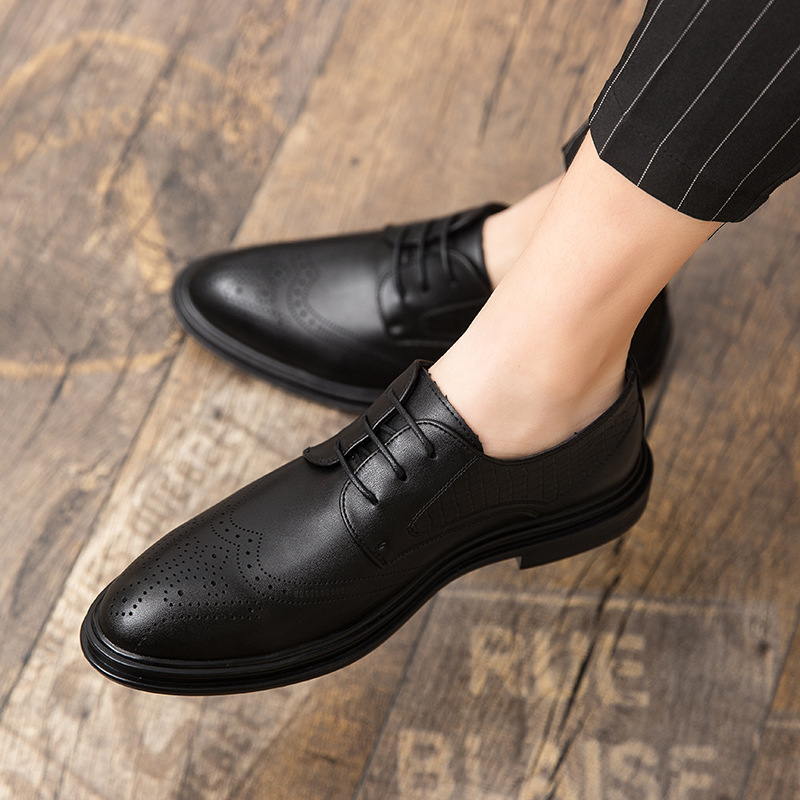 2025 zapatos de cuero para hombres de boda traje de novio negocios británico punta barro peluquería tallada zapatos casuales para hombres