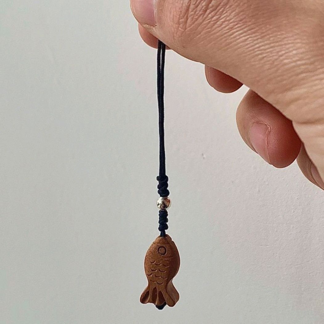 小红书同款ins百搭桃木雕刻小鱼挂件钥匙扣手机挂件u盘挂件