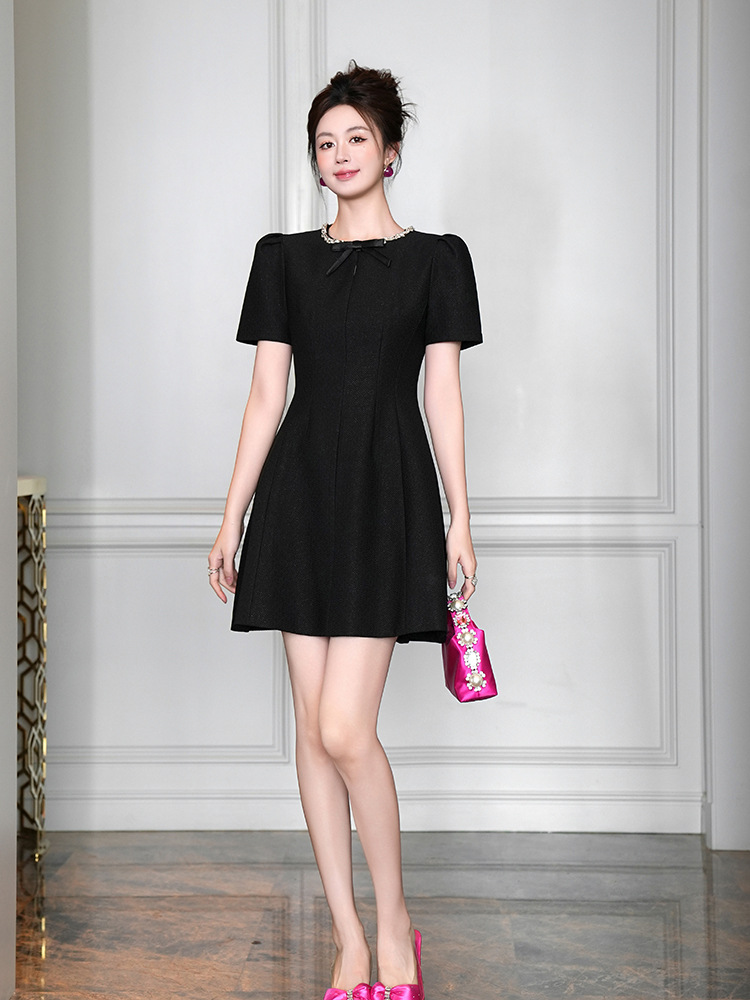 Đầm chữ A eo thon kiểu Hepburn Pháp tay ngắn cổ tròn nơ đen — Màu đen