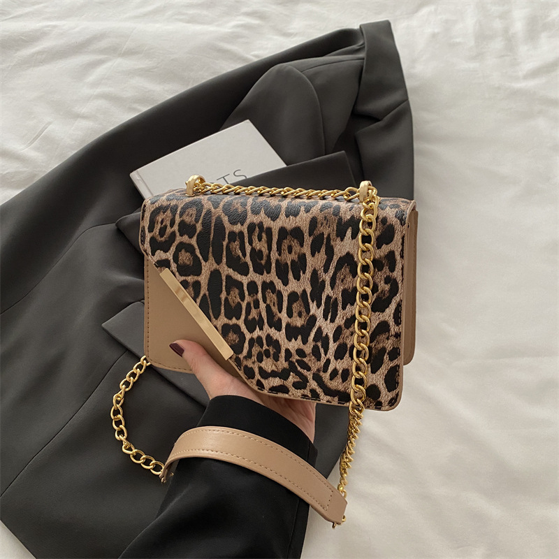 2024 nuevo bolso de hombro con estampado de leopardo de diseño de nicho, bolso de axila simple de moda, bolso de mensajero de cadena, bolso femenino personalizado