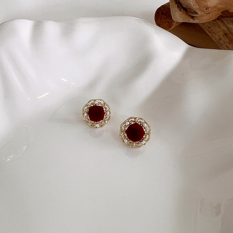 Vintage Wine Red Velvet Earrings French Palace Style Exquisite Small Earrings display picture 6